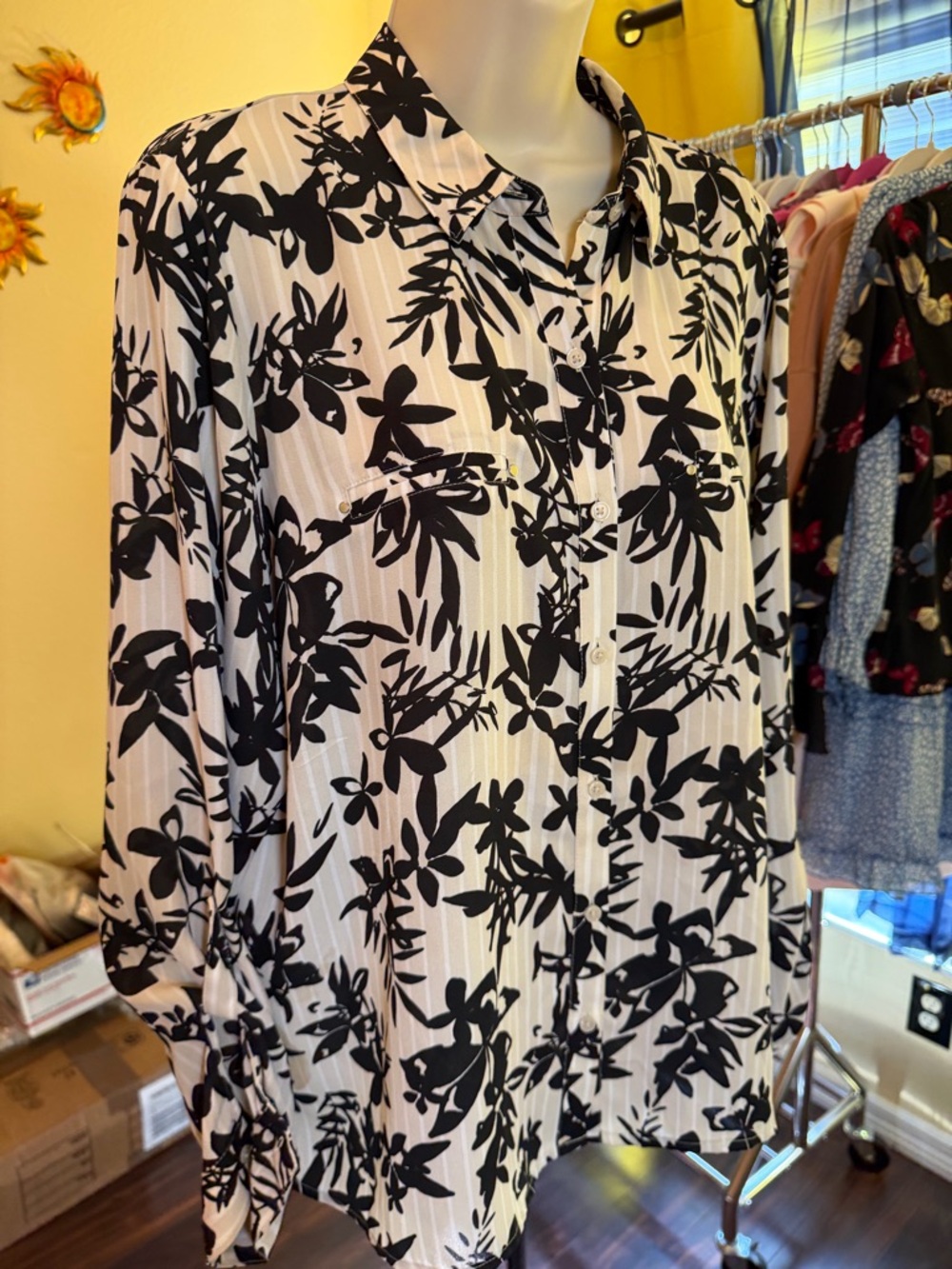 Apt. 9 Black & White Floral Button-Front Blouse Excellent Condition - Picture 6 of 10